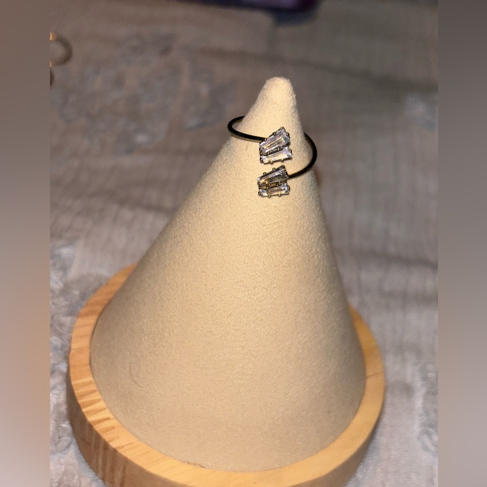 Adjustable ring 
Gold with diamonds